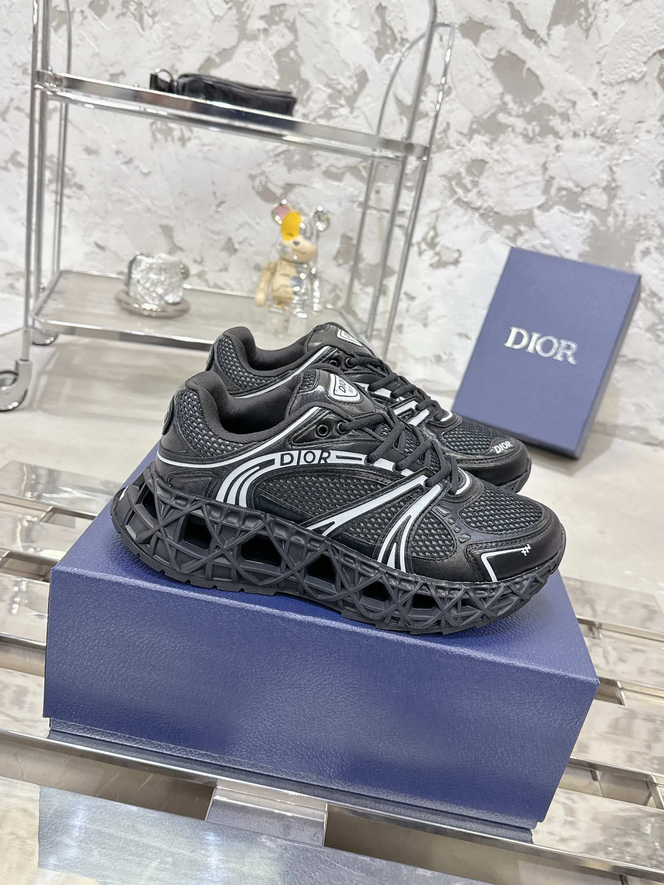 Factory price 780💰 Top version! ! ! Dior (B35) DIOR spring and summer men's wear show, the show was held at the Valle de Grasse School in Paris. Kim Jones drew inspiration from the works of South African artist Hylton Nel. The details of the shoes, clog soles and tribal elements, cleverly blended luxury craftsmanship and practicality, with fresh childishness and bright temperament, creating a new season hot spot. Dior KAWA Dior co-branded casual sports shoes reinterpret running shoes with Dior's high-end style. B35 is made of fine-textured leather and mesh fabric materials. It can be worn in all seasons, is comfortable and breathable, and has multiple lines on the shoe body to outline details. It has a full retro three-dimensional feel and can create a casual look all year round! Fabric: Cowhide/customized cloth material Lining: Imported breathable mesh Outsole: Original molded outsole Size: 39-46 (customized at 45.46)
